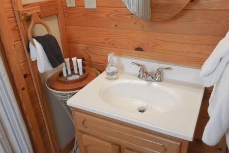 Cuddles, 1 Bedroom Studio, Walk To Downtown And Hiking Trails! Gatlinburg Extérieur photo